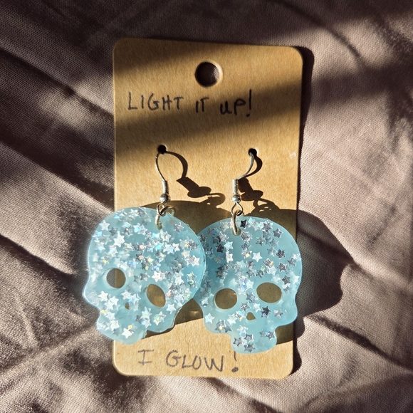 🎁 Light It Up Blue Star Skull Earrings - Picture 2 of 3
